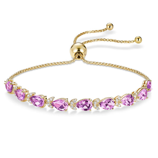 Bracelet fin en chaîne dorée avec pierre d’améthyste rose, style délicat et raffiné, posé sur fond neutre