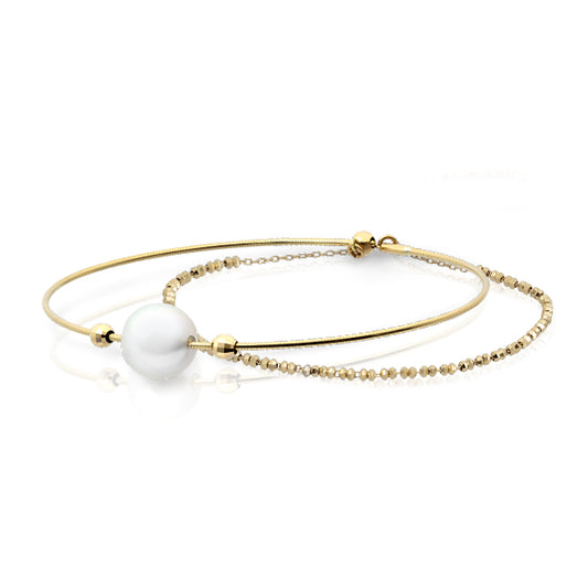 Bracelet Greta fin en métal doré, design minimaliste et élégant, photographié sur fond neutre.