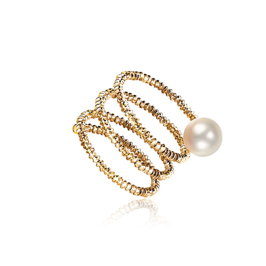 Bague Greta fine en métal doré avec design minimaliste, posée sur fond neutre, style élégant et moderne.