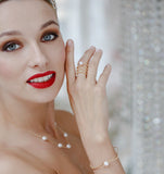 Bague Greta fine en métal doré avec design minimaliste, posée sur fond neutre, style élégant et moderne.
