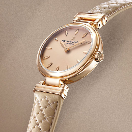 Montre Lurve au design moderne avec cadran minimaliste et bracelet élégant, posée sur fond clair pour une ambiance sophistiqué