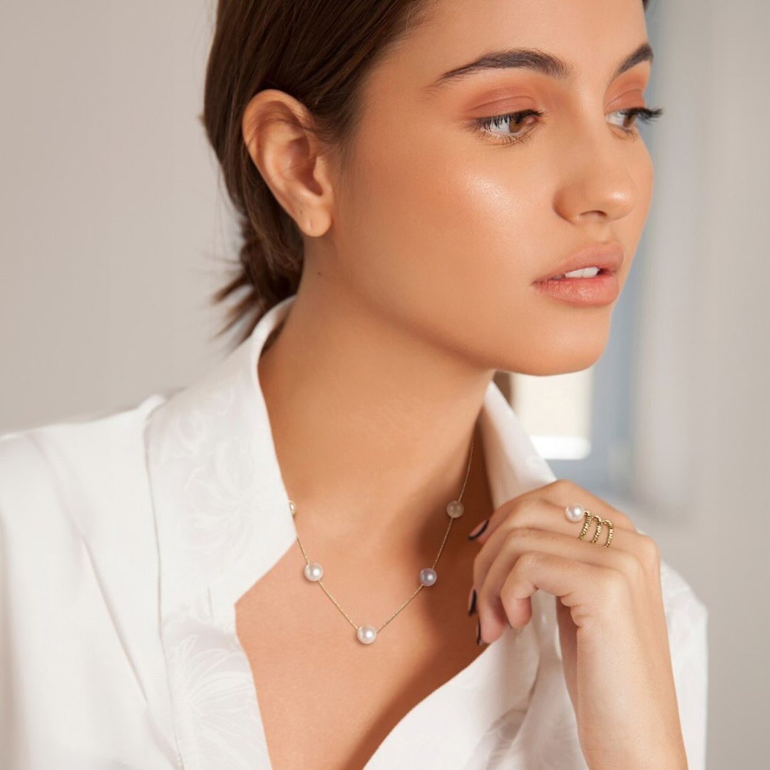Bague Greta fine en métal doré avec design minimaliste, posée sur fond neutre, style élégant et moderne.