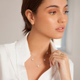 Bague Greta fine en métal doré avec design minimaliste, posée sur fond neutre, style élégant et moderne.
