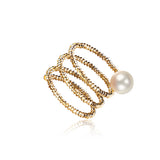 Bague Greta fine en métal doré avec design minimaliste, posée sur fond neutre, style élégant et moderne.