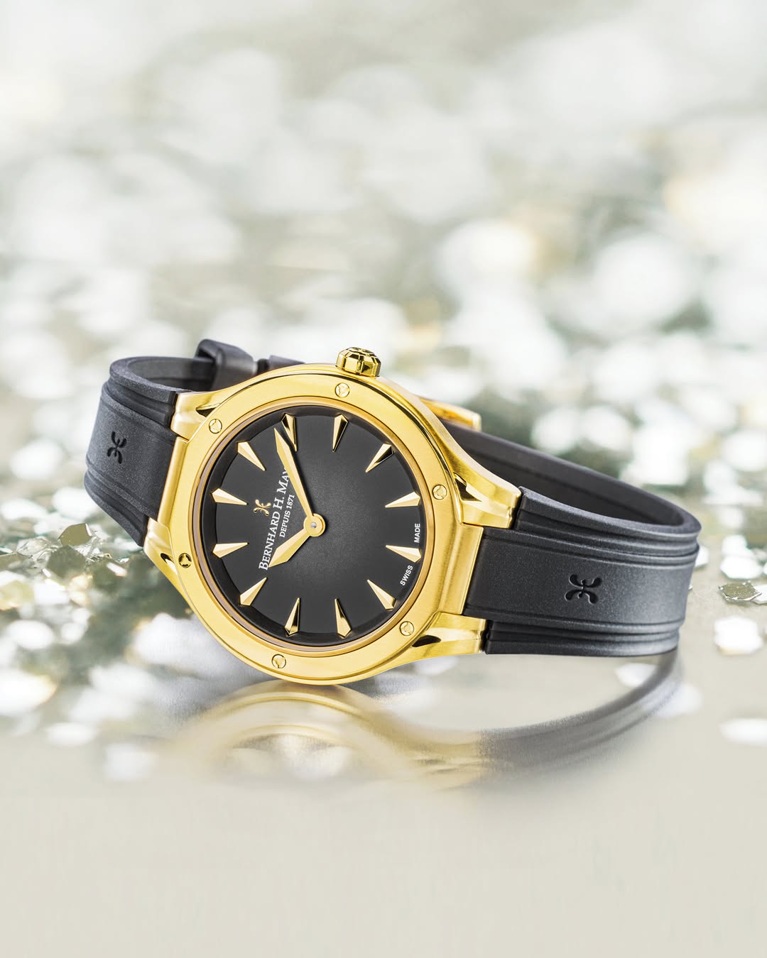 Montre femme dorée Le Classique avec cadran élégant et bracelet métal poli, présentée sur fond neutre.