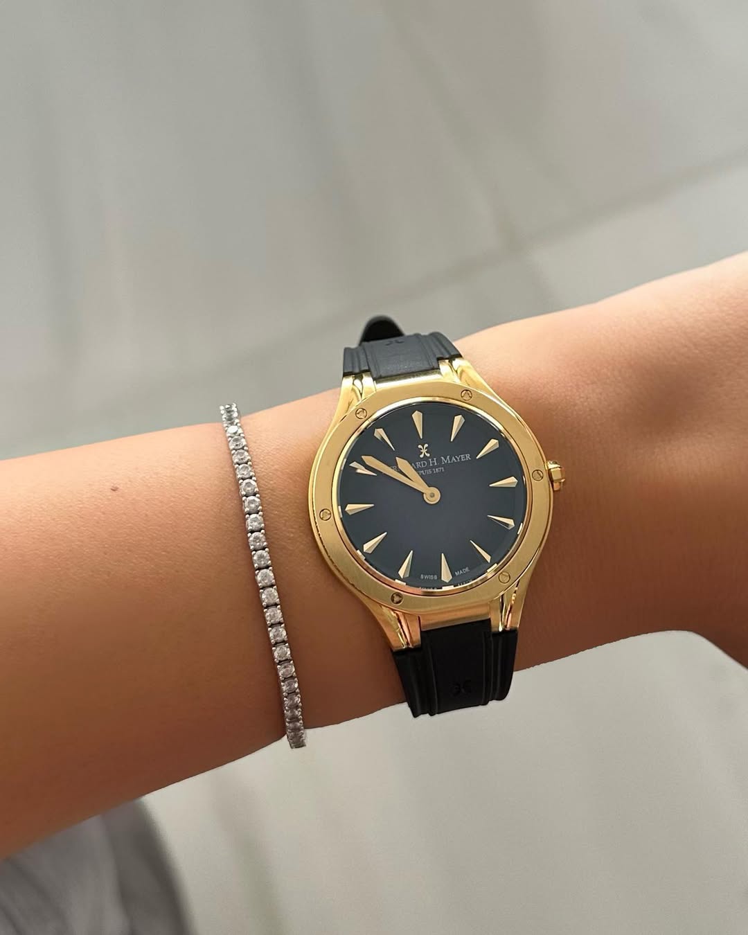 Montre femme dorée Le Classique avec cadran élégant et bracelet métal poli, présentée sur fond neutre.
