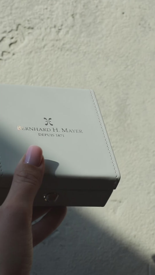 Bracelet fin en chaîne dorée avec pierre d’améthyste rose, style délicat et raffiné, posé sur fond neutre